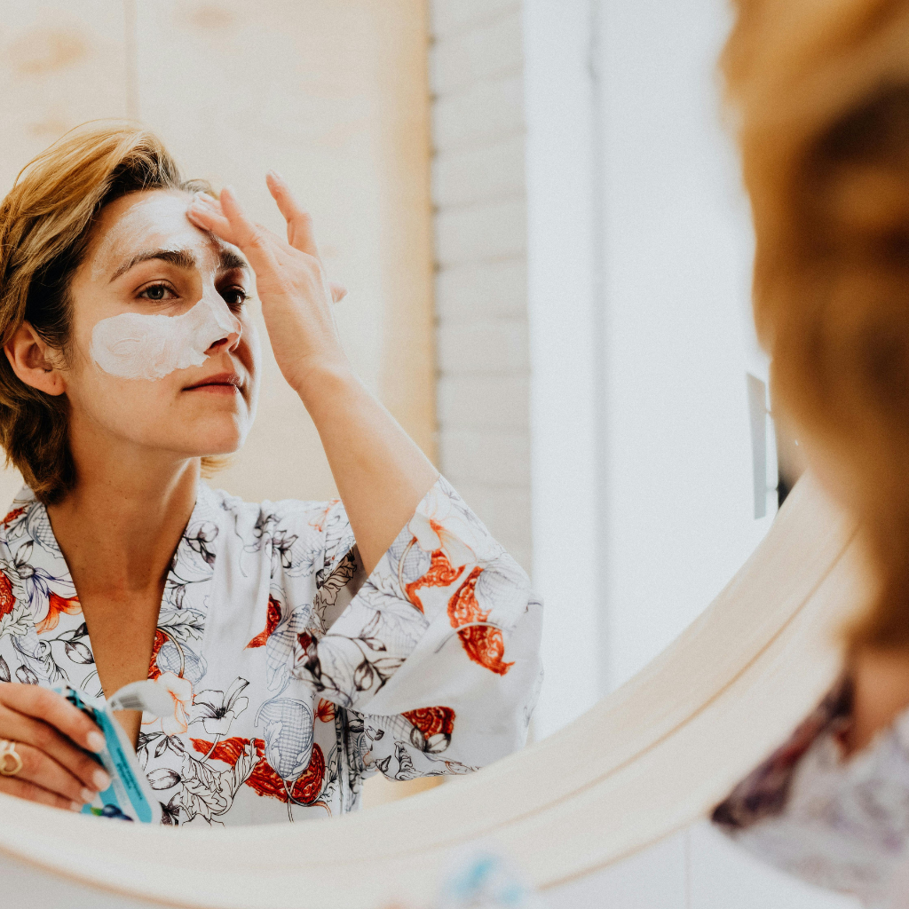 Checklist image of expert dos and don’ts for properly applying sunscreen and primer in the Sunscreen First or Primer skincare routine.